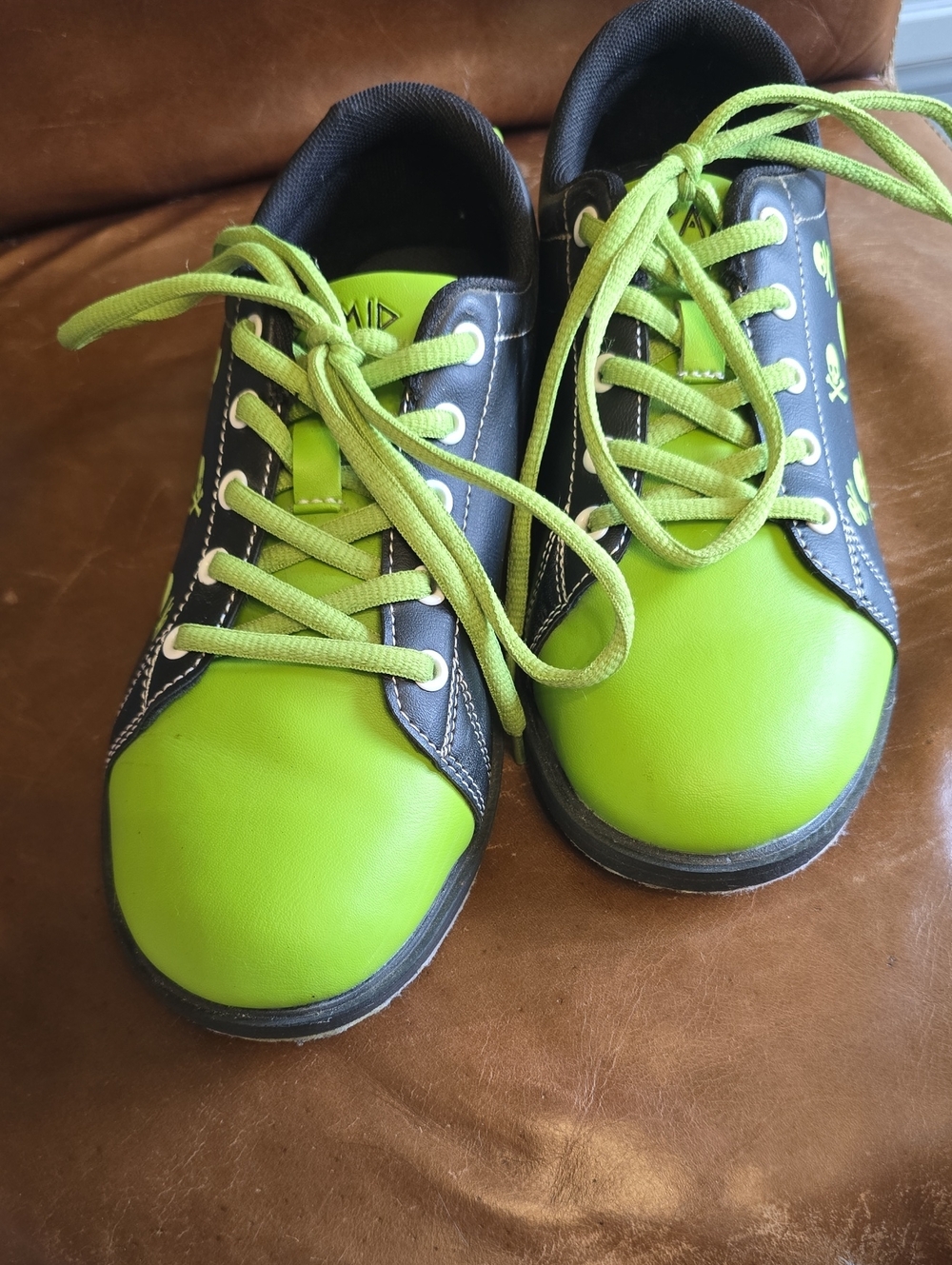 Kids 6 Green and Black BOWLING shoes By PYRAMID